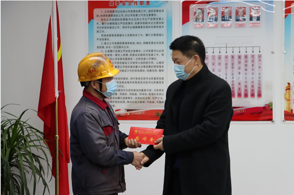 集團(tuán)公司黨委委員、副總經(jīng)理胡新付到公司走訪慰問